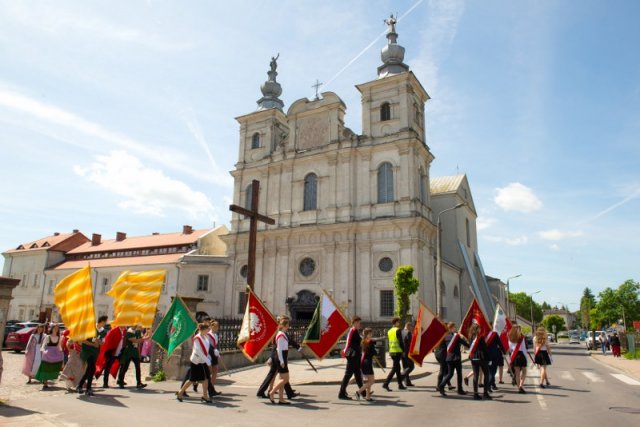 Przemarsz uczestników Jubileuszu Szkoły